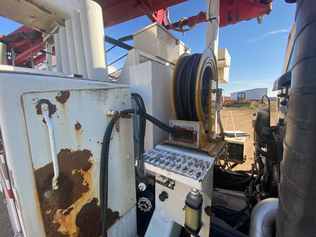 2004 GMC T7500 - Image 24